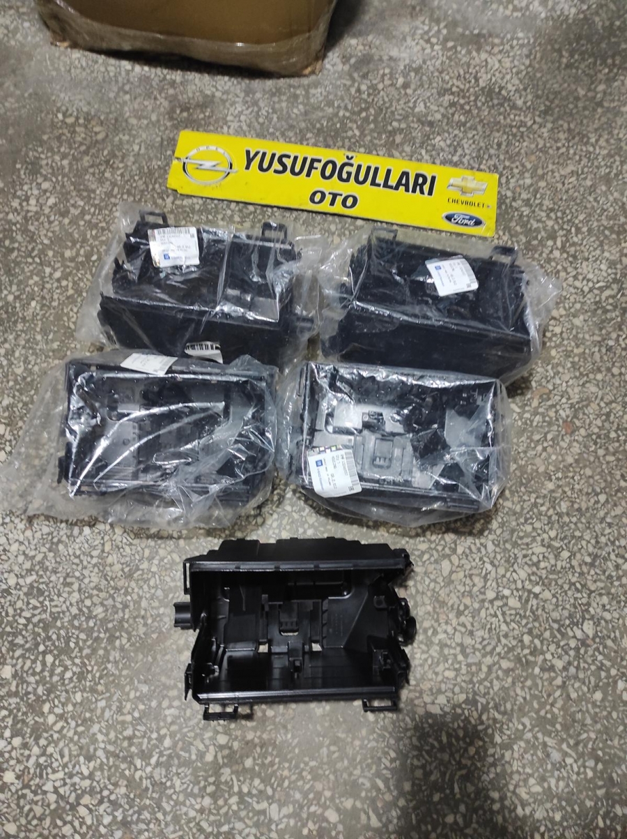13246937 CORSA D SİGORTA ALT UST KUTUSU KAPAGI