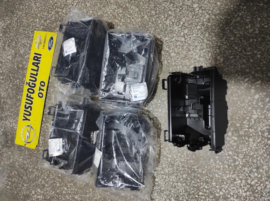 13246937 CORSA D SİGORTA ALT UST KUTUSU KAPAGI