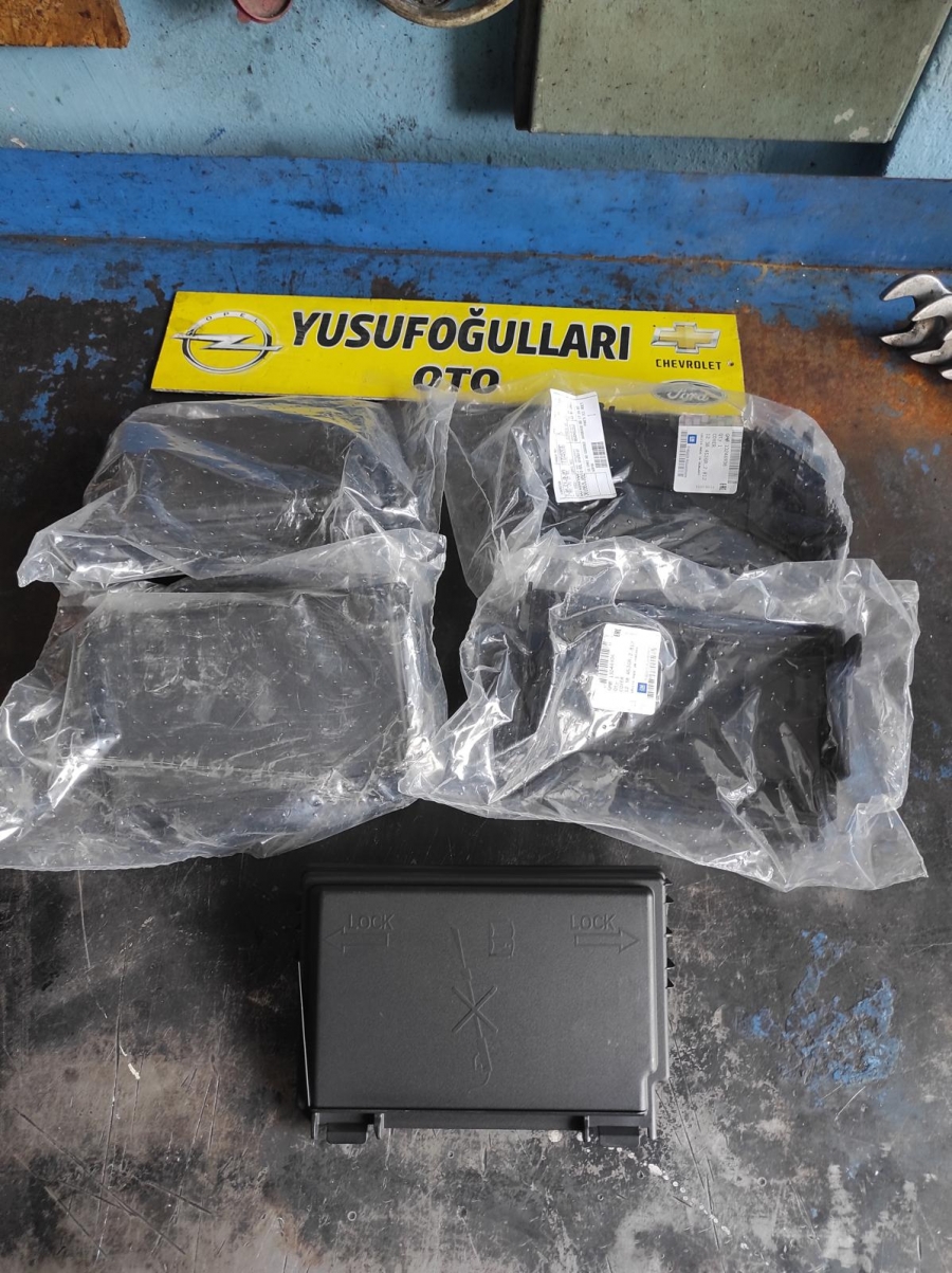 13246937 CORSA D SİGORTA ALT UST KUTUSU KAPAGI