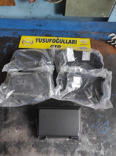 13246937 CORSA D SİGORTA ALT UST KUTUSU KAPAGI