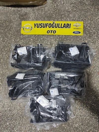 13246937 CORSA D SİGORTA ALT UST KUTUSU KAPAGI