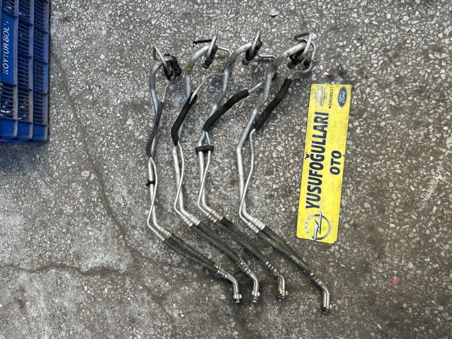 6850339 1850400 CORSA D KLİMA BORUSU ARKA TARAF