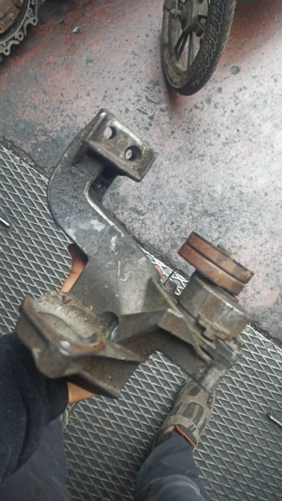 CORSA B MOTOR KULAĞI 1.4 16 VALF KLİMASIZ KULAK BRAKET