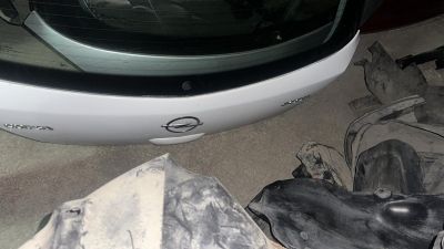 CORSA D BEYAZ BAGAJ TAMPON CAM KRİKO FREN LAMBASİ KİLİT SİLGİ MOTORU
