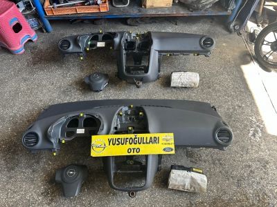 CORSA D GÖGÜS  TORPİDO EİRBEK EMNİYET KEMERİ TOKASI