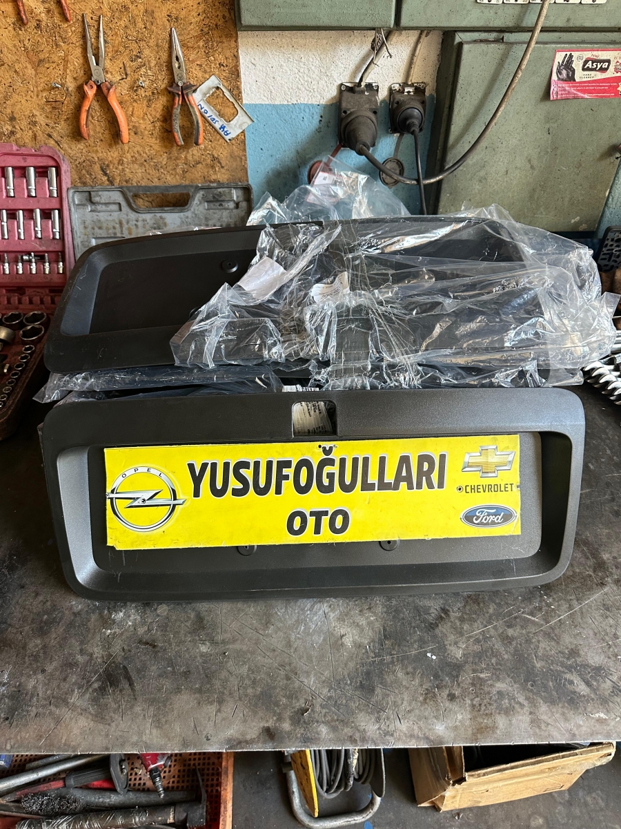VECTRA B MAKYAJLİ BAGAJ ÇITASI PLAKALIK