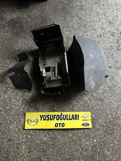 VECTRA C AKÜ KUTUSU ALT PLASTİK SİGORTA KUTUSU